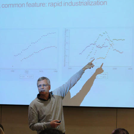 Image of Dani Rodrik giving presentation