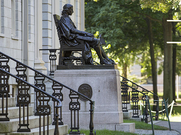 john Harvard statue