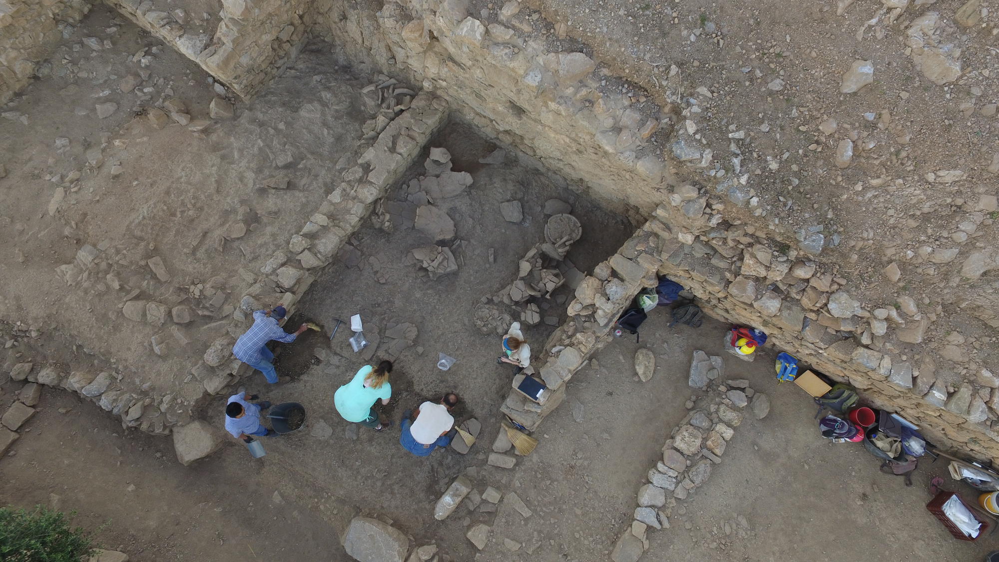 Excavation of the archaic West Building (Azoria Project 2017)