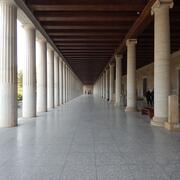 Ένας μεγάλος διάδρομος περιστοιχισμένος από κολώνες αρχαιοελληνικού τύπου στην Στοά του Αττάλου στην Αθήνα.